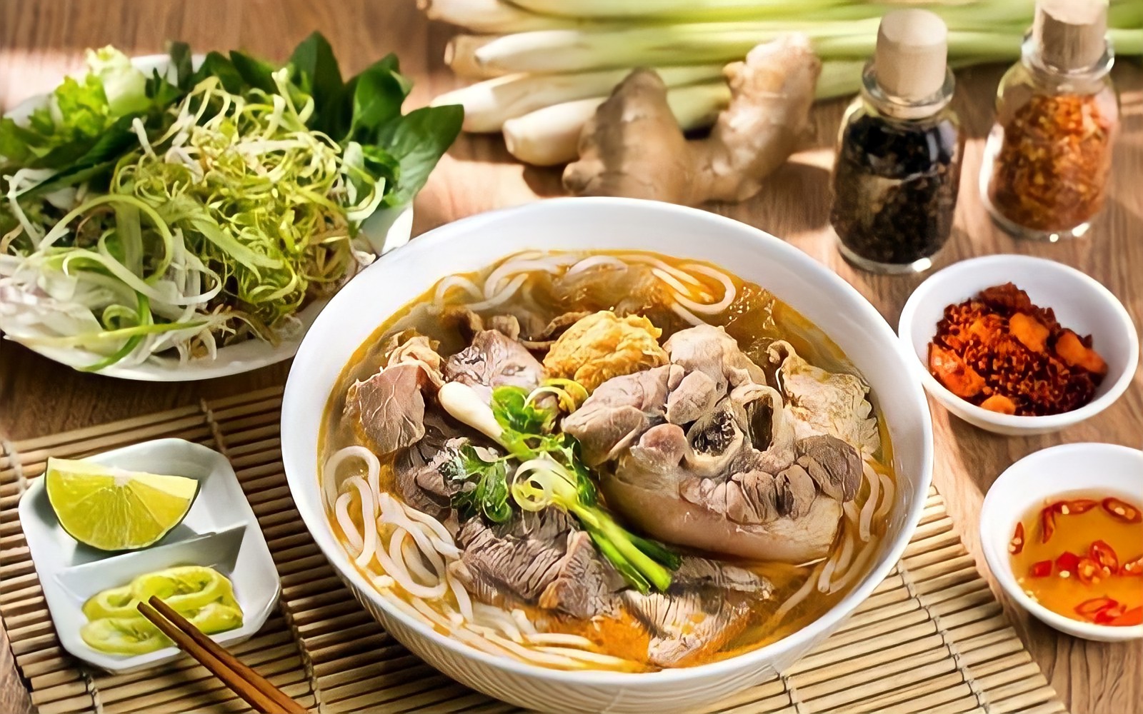 Bún bò là món đặc sản xứ Huế không thể bỏ qua