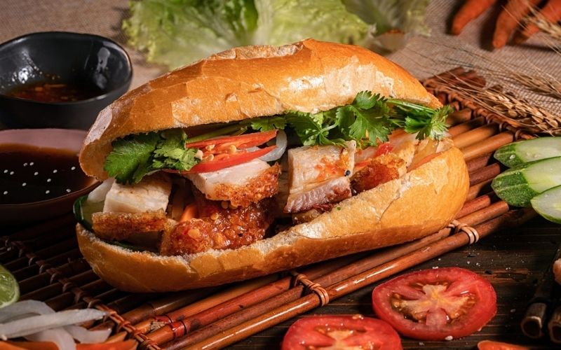 Bánh mì heo quay giòn tan với vị ngon khó cưỡng