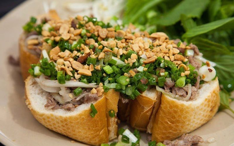 Bánh mì hấp nóng giòn đánh thức vị giác của bạn