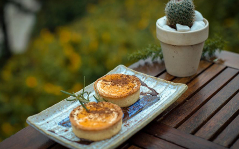 Bánh ngọt tại Chị Chị Em Em Cafe
