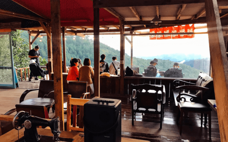 Không gian bên trong của Rừng Na Uy Cafe