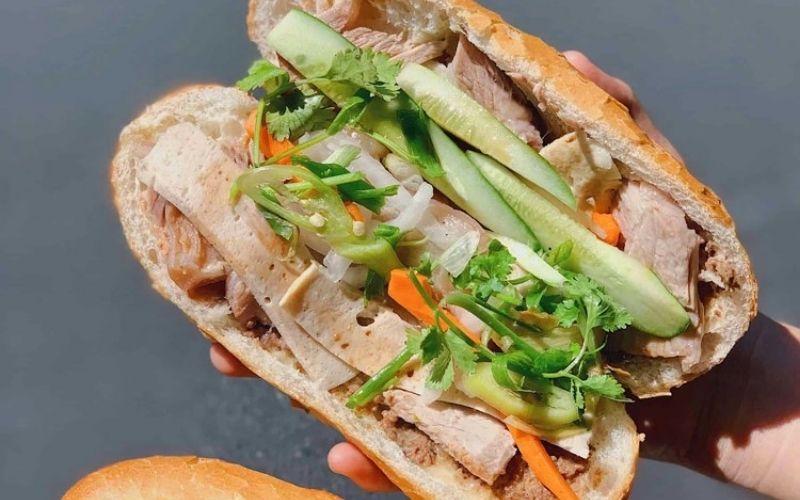 Một ổ bánh mì pate thịt nguội điển hình