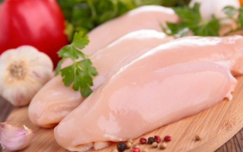 Thịt nạc và thịt gà là nguồn protein dồi dào cho cơ thể