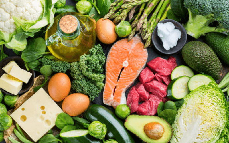 Ưu tiên thực phẩm chứa protein, chất béo tốt và rau xanh