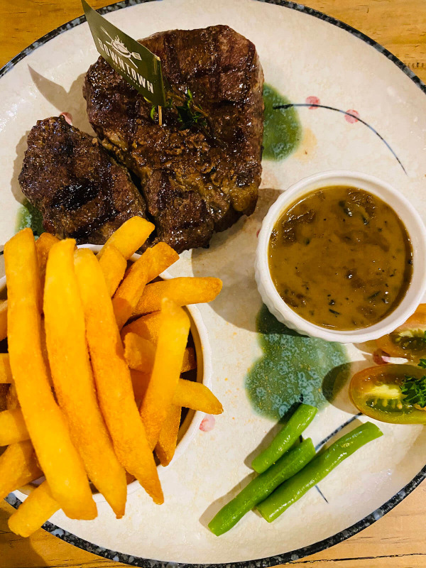 downtown-steakhouse-nguyen-hue-2.jpg