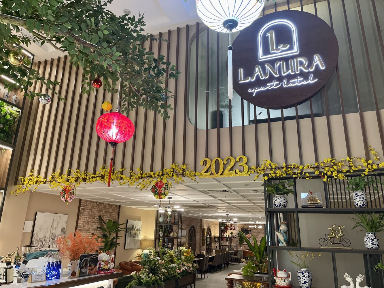 Lanura: Cafe Bar, Apartments and Hotel